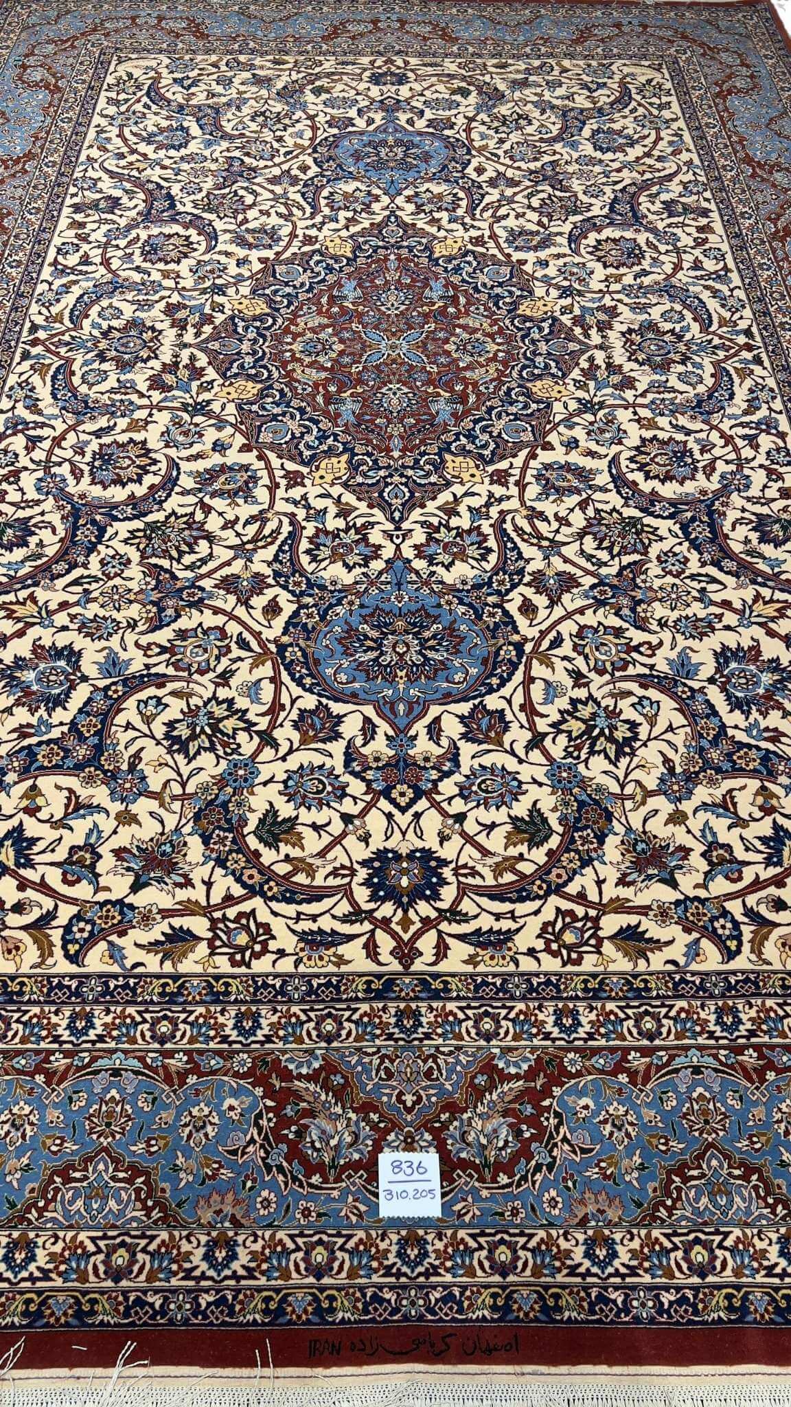 "Hand-knotted Iranian Persian rug from Isfahan, 310x205 cm, floral pattern"